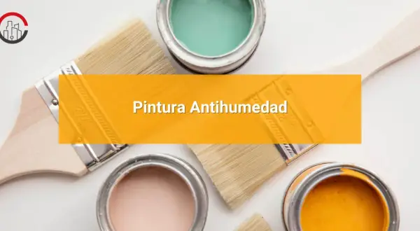 Pintura antihumedad y antimoho: pinceles y latas de pintura de colores pastel y verde menta.