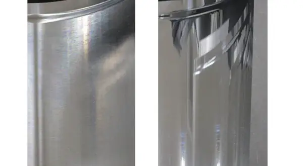Comparación de superficies de aluminio: una muestra muestra el proceso de pulir aluminio, revelando un acabado brillante y reflectante, mientras que la otra muestra un acabado más opaco.