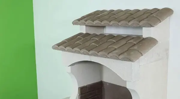 Detalle de barbacoas de obra caseras con tejado de tejas árabes. Perfectas para tu jardín.