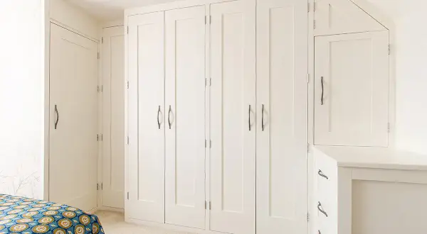 Un armario empotrado blanco, perfecto para pintar y renovar tu dormitorio.