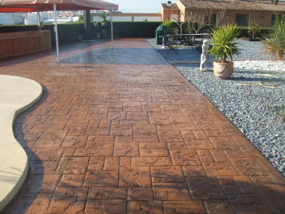 Patios y caminos con hormigón impreso, mostrando cómo se hace el hormigón impreso con un acabado de ladrillo.