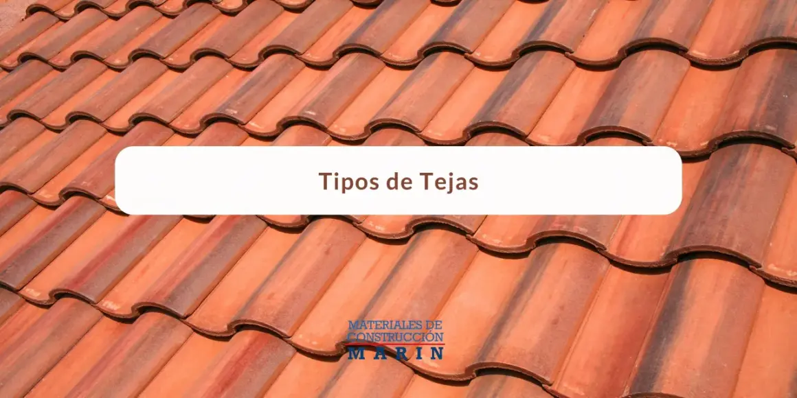 Detalle de varios tipos de tejas de barro, con un recuadro blanco que dice "Tipos de Tejas".
