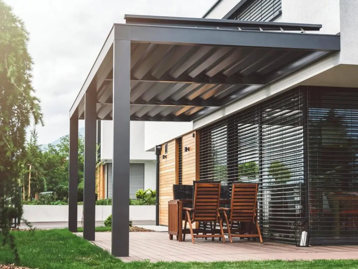 Elegante pérgola bioclimática con techo de lamas orientables. Los inconvenientes podrían ser el mantenimiento de las lamas y la posible acumulación de agua.