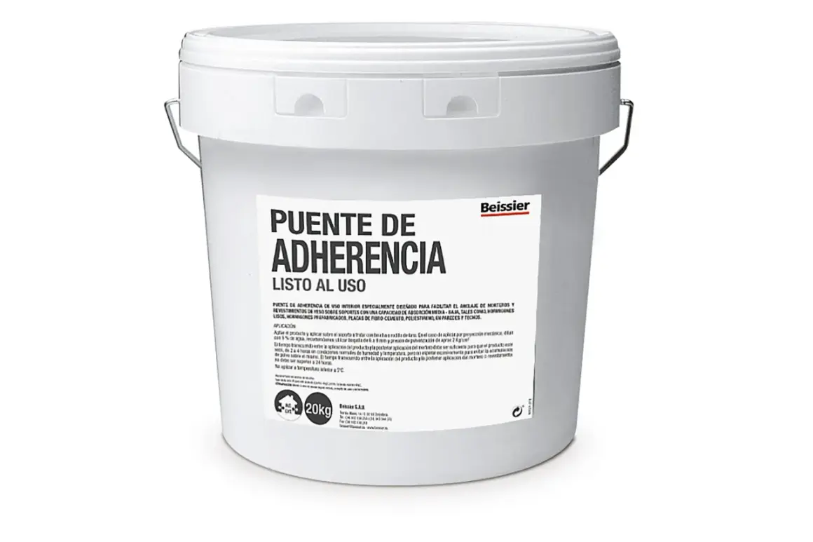 Balde blanco con etiqueta que dice "PUENTE DE ADHERENCIA LISTO AL USO". Es un producto para facilitar el anclaje de morteros y revestimientos.