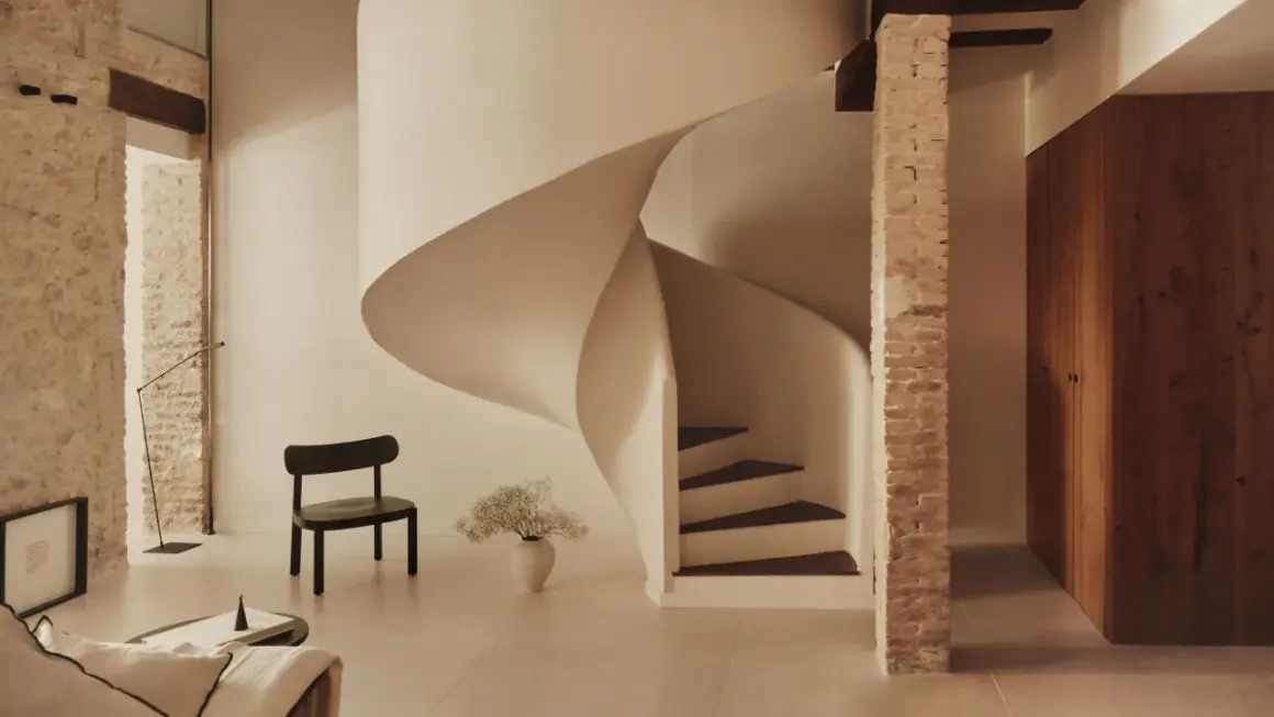 Escalera de caracol moderna, un ejemplo de como hacer una escalera de obra con diseño curvo y minimalista.
