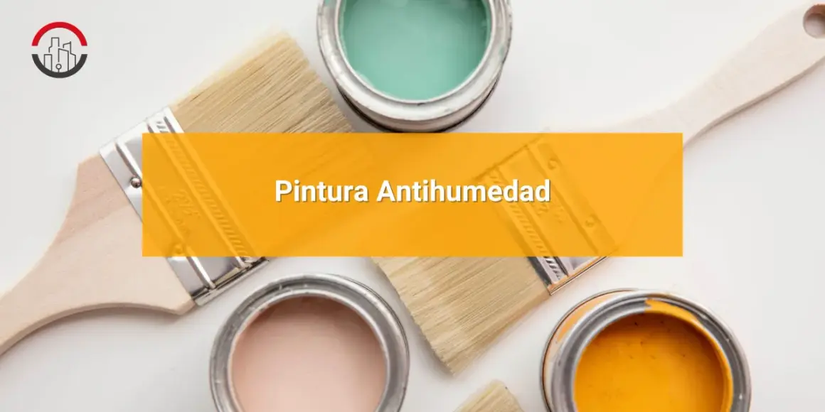 Pintura antihumedad y antimoho: pinceles y latas de pintura de colores pastel y verde menta.