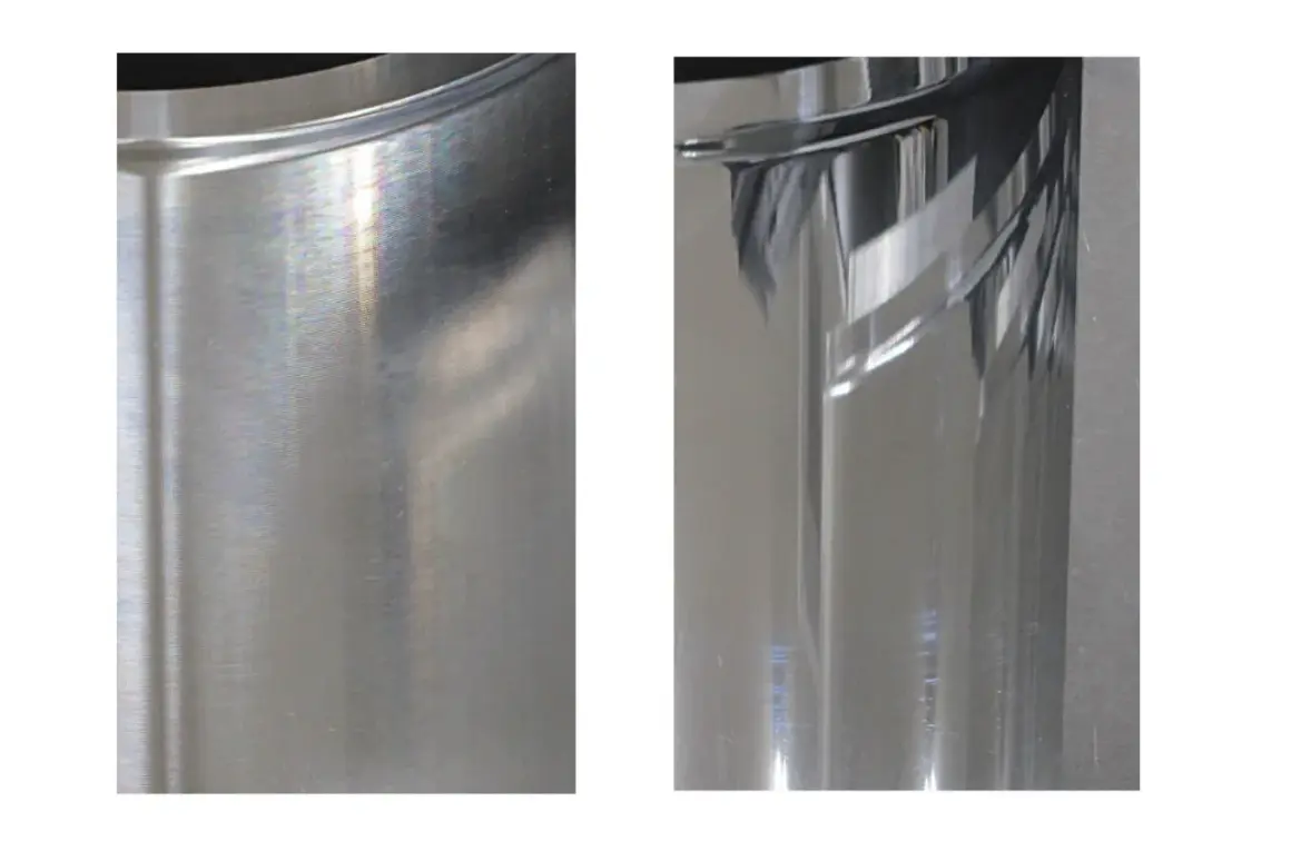 Comparación de superficies de aluminio: una muestra muestra el proceso de pulir aluminio, revelando un acabado brillante y reflectante, mientras que la otra muestra un acabado más opaco.