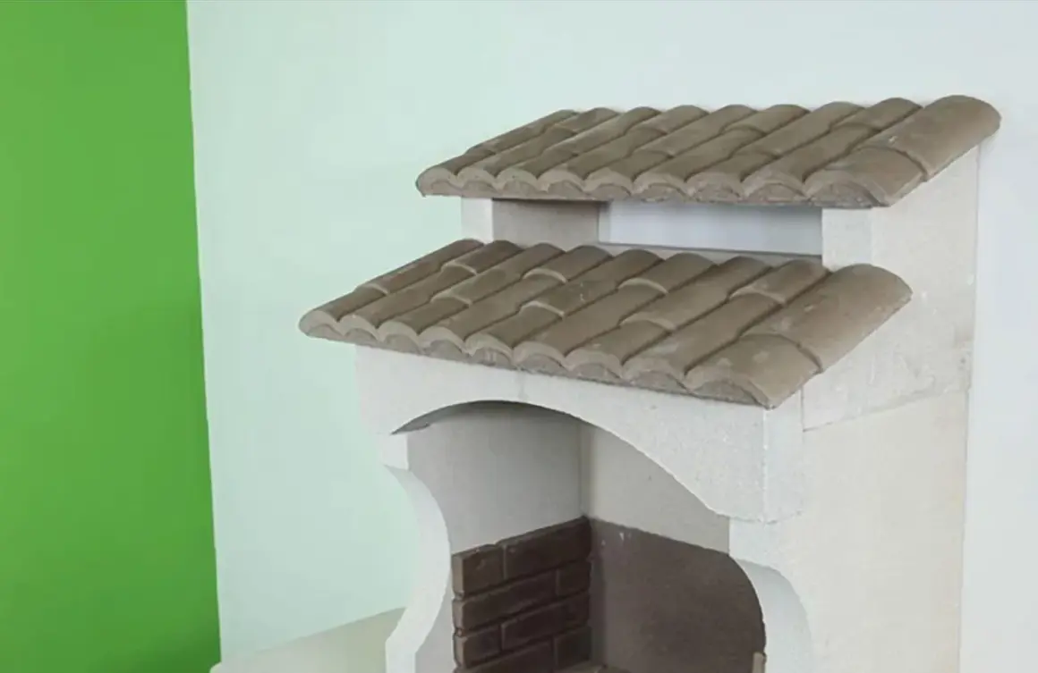 Detalle de barbacoas de obra caseras con tejado de tejas árabes. Perfectas para tu jardín.