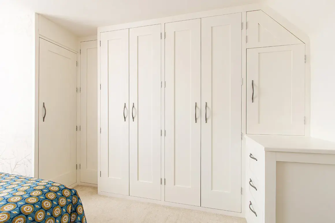 Un armario empotrado blanco, perfecto para pintar y renovar tu dormitorio.