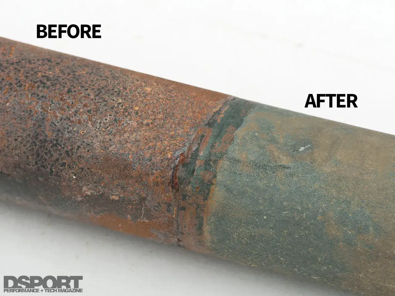 Antes y despu&eacute;s de c&oacute;mo quitar el &oacute;xido del metal. El lado izquierdo muestra un tubo oxidado, el derecho muestra el metal limpio.