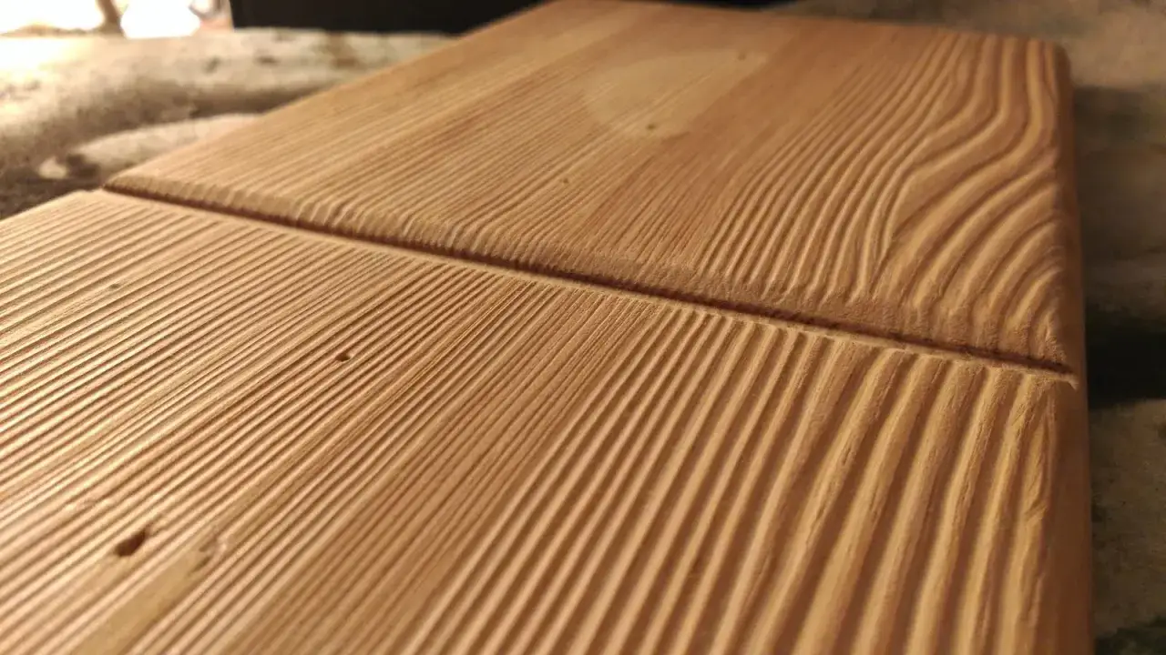 Superficie de madera con vetas marcadas, lista para blanquear. El detalle de las l&iacute;neas resalta la textura natural.