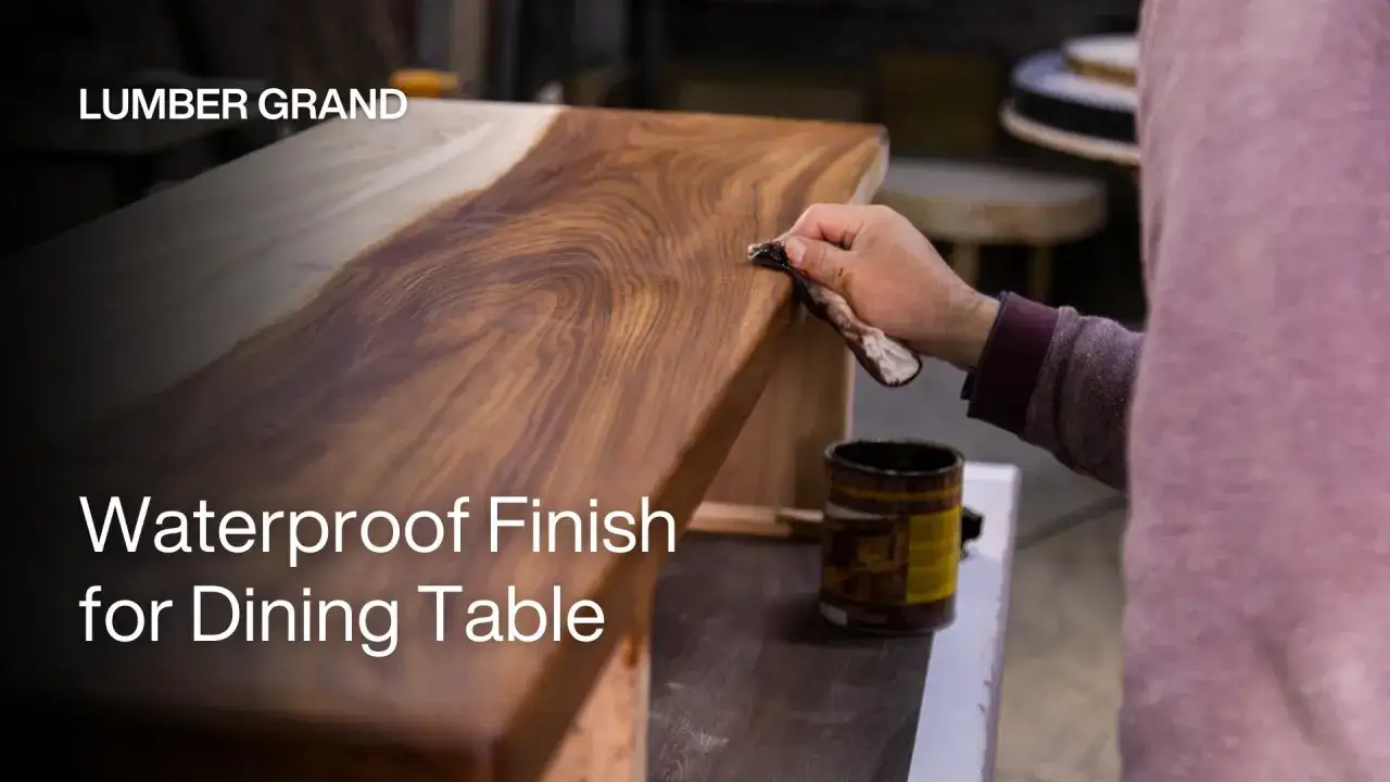 Hombre aplicando un acabado impermeable a una mesa de madera.