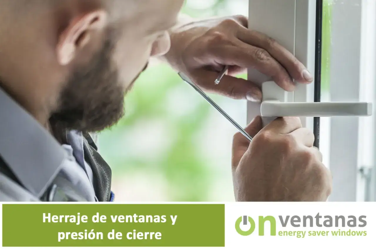 Técnico ajustando el herraje de una ventana oscilobatiente que no cierra bien.