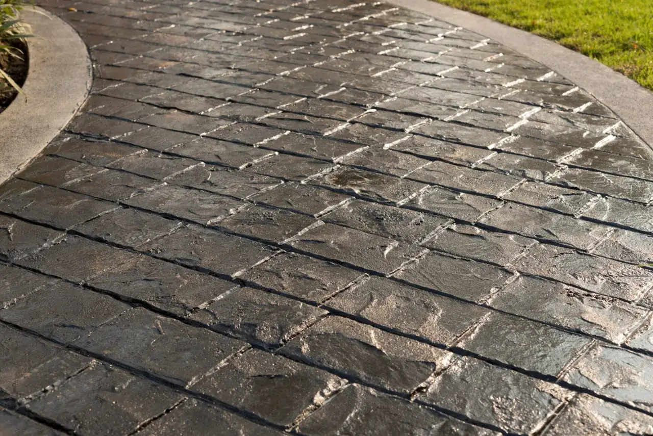 Camino de hormig&oacute;n impreso con textura de piedra, mostrando c&oacute;mo se hace el hormig&oacute;n impreso para un acabado duradero y est&eacute;tico.