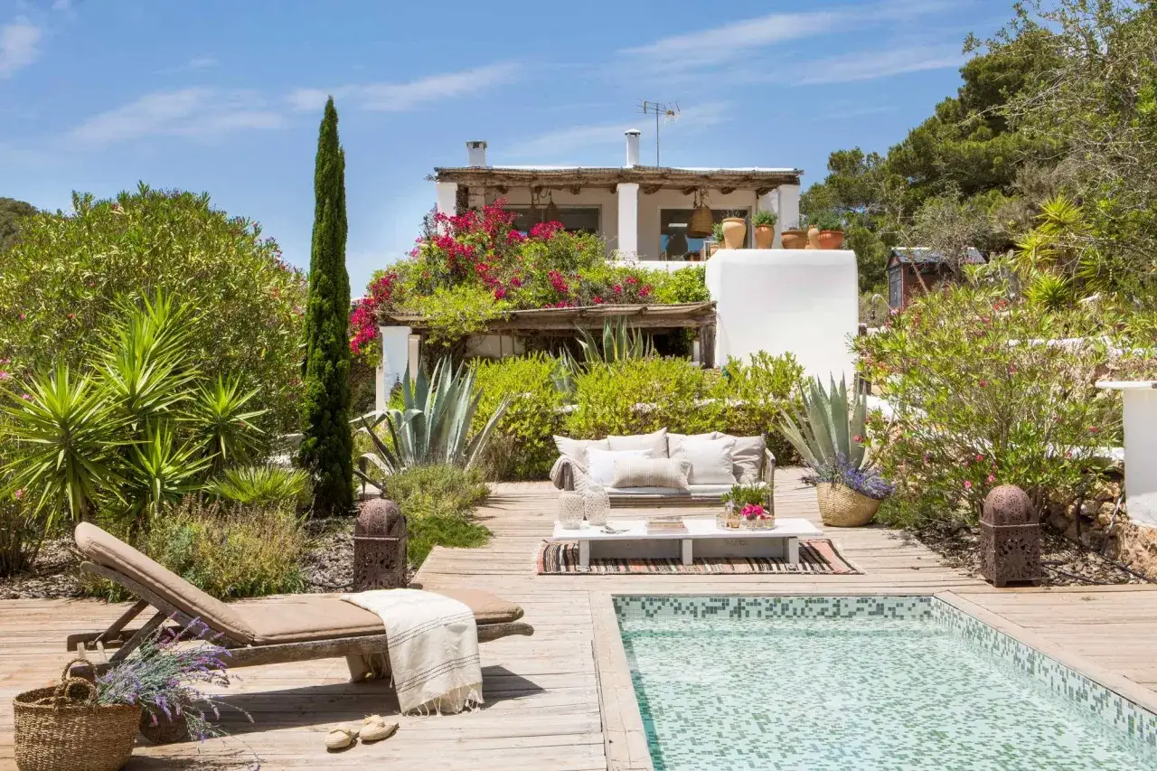 Un oasis mediterr&aacute;neo listo para disfrutar. La idea de construir piscina aqu&iacute; se hizo realidad, creando un espacio perfecto para relajarse.