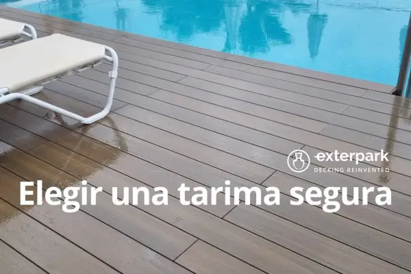 Terrazas de madera junto a una piscina, con tumbonas. El suelo de madera está mojado, reflejando la luz.