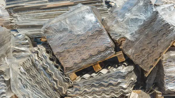 Montones de placas onduladas de fibrocemento, listas para retirar uralita.
