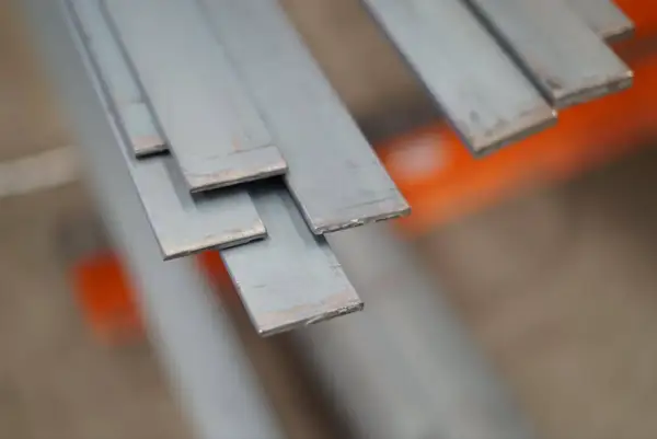 Unas pletinas de metal apiladas, listas para ser transformadas en estructuras o piezas.