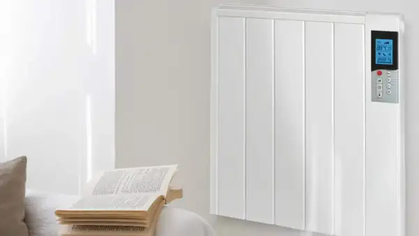 Un radiador de mica blanco, moderno y eficiente, calienta la estancia. A su lado, un libro abierto invita a la lectura.