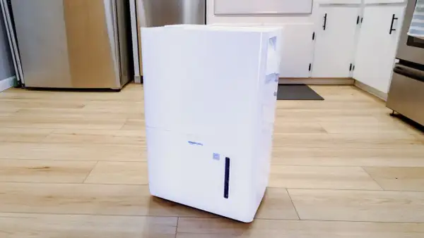 Deshumidificador Amazon Basics en cocina, ideal para saber como ventilar una habitación sin ventana y mantener el aire fresco.
