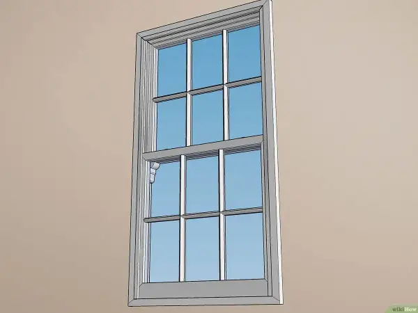 Ventana de guillotina con un clip de seguridad visible en el lateral, listo para quitar.