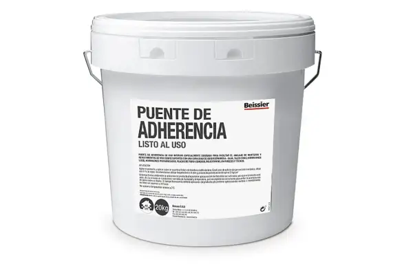 Balde blanco con etiqueta que dice "PUENTE DE ADHERENCIA LISTO AL USO". Es un producto para facilitar el anclaje de morteros y revestimientos.