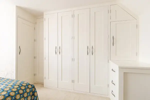 Un armario empotrado blanco, perfecto para pintar y renovar tu dormitorio.