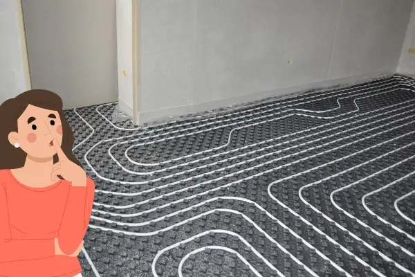 Mujer pensativa ante la instalación de suelo radiante, ¿será una solución para problemas de salud?
